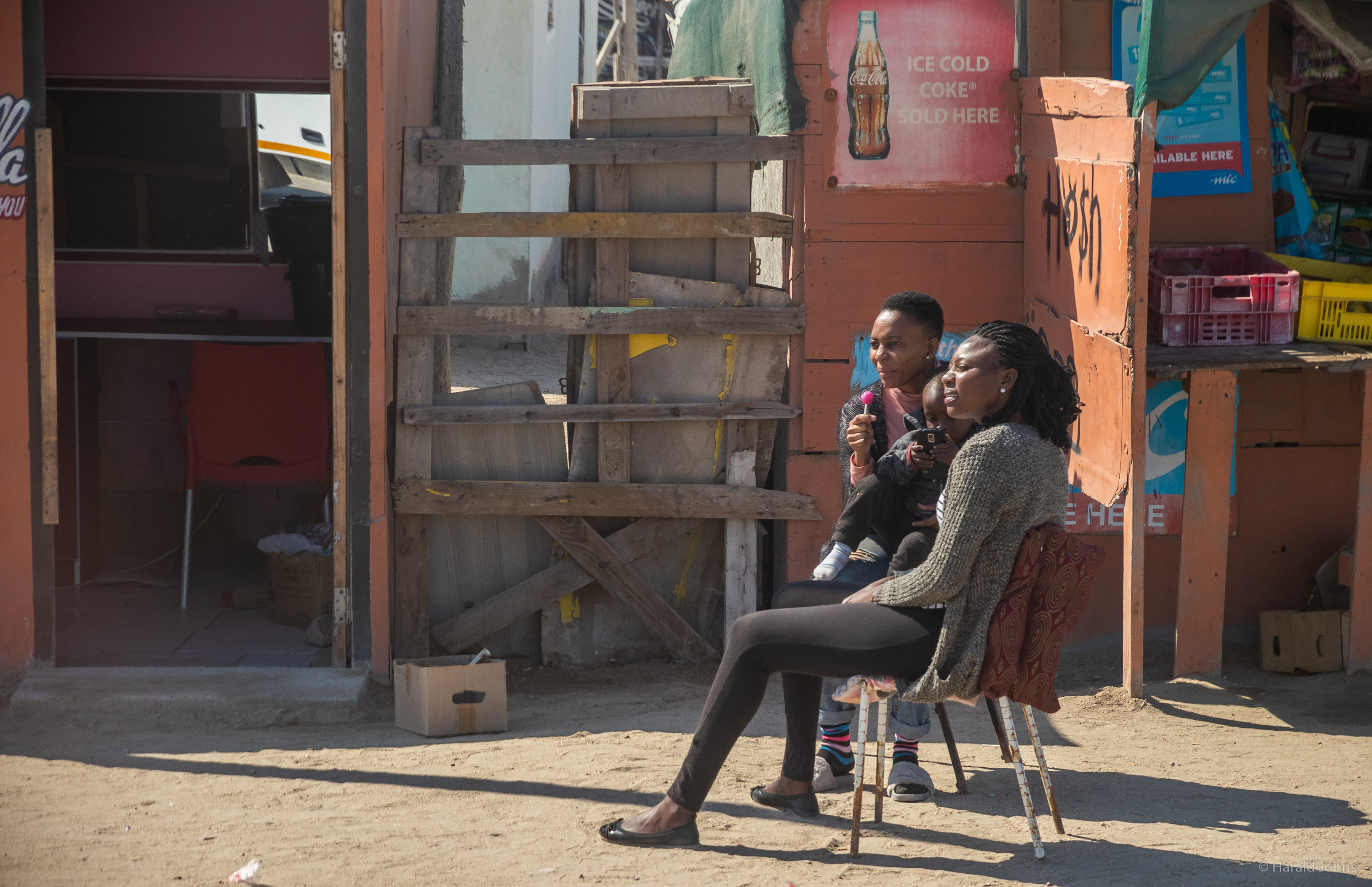 Straßenszene in den einfachen Siedlungen von Mondesa-Swakopmund